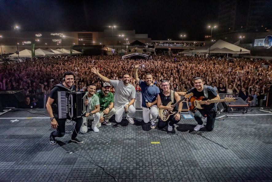 Equipe da Missão Tronos reunida no palco do Luau com Cristo